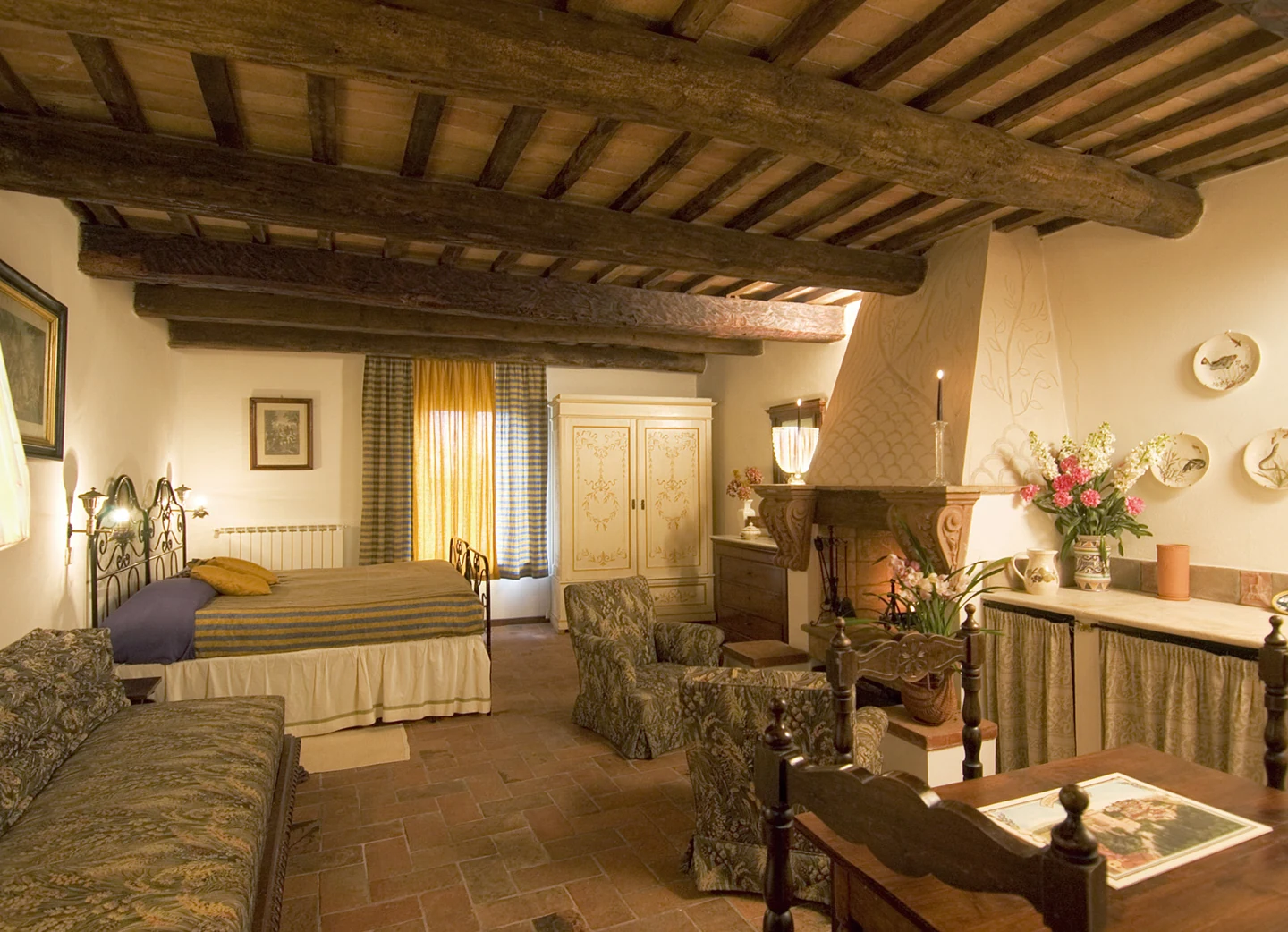 Caciaia room and sitting area