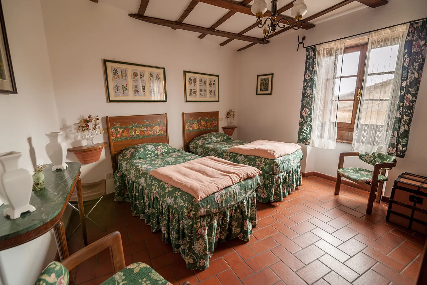 Corsetto bedroom with separate beds