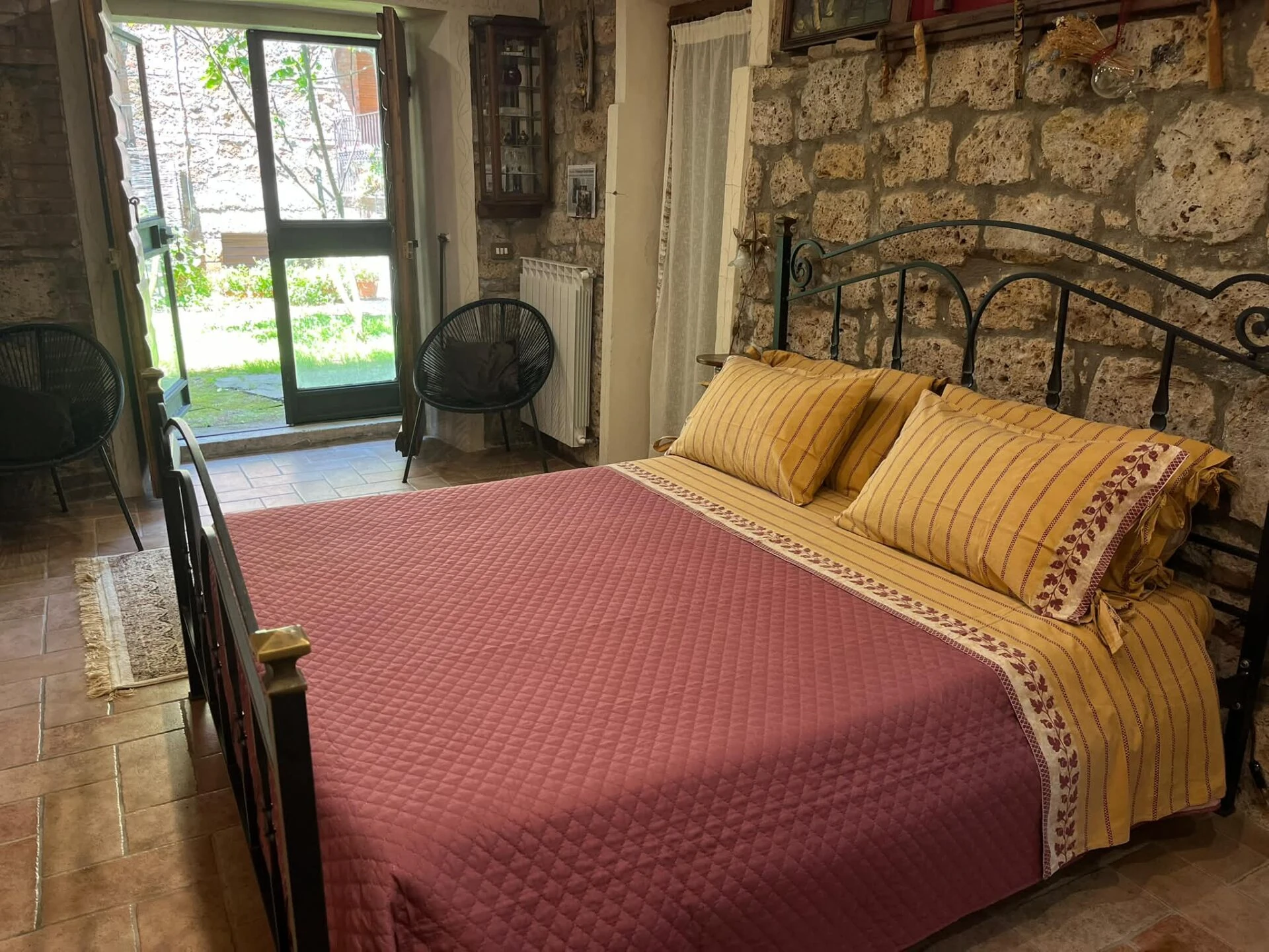 Innominato bedroom with a private garden entrance