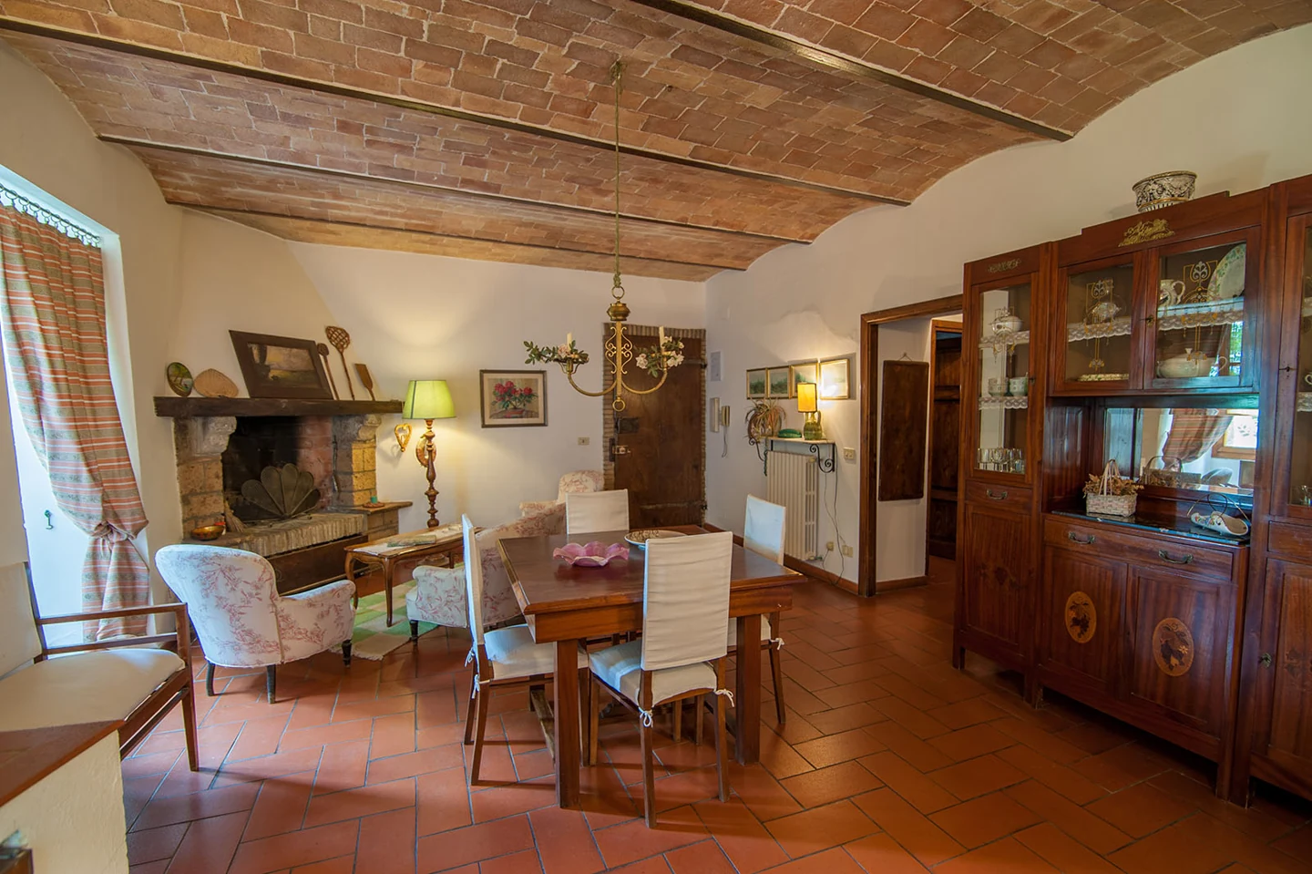 Primavera living and dining area